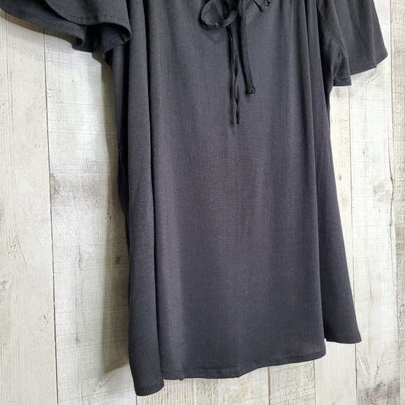Torrid Black Flutter Sleeve Blouse. Size 00 Mediu. - Picture 4 of 8
